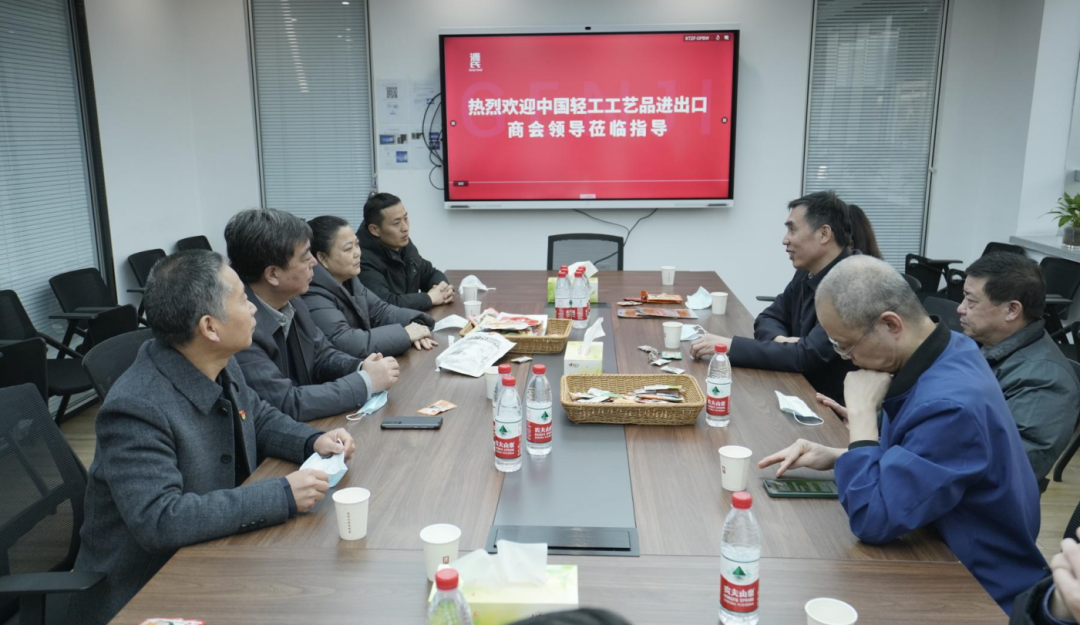 中国轻工工艺品收支口商会到我司旅行考察_尊龙集团