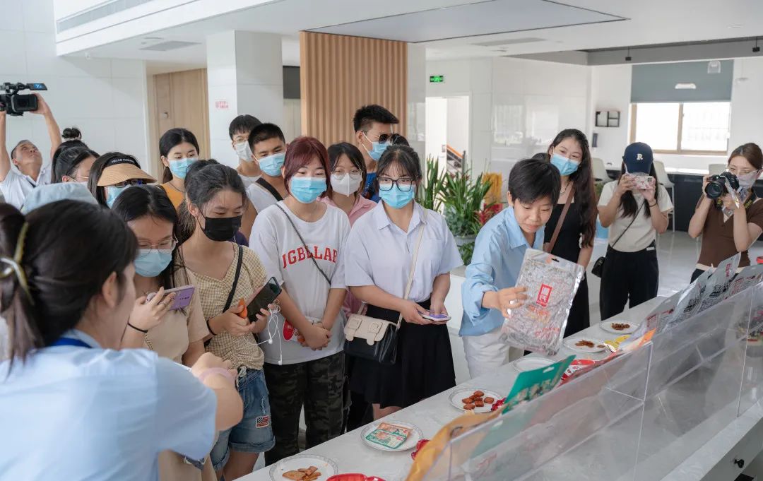 “青年看宜阳”专题活动走进尊龙集团食物_尊龙集团